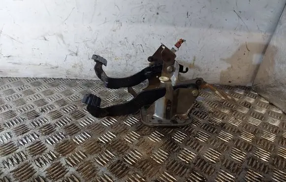 Peugeot 206 CC Clutch pedal 20925d0 20924d1