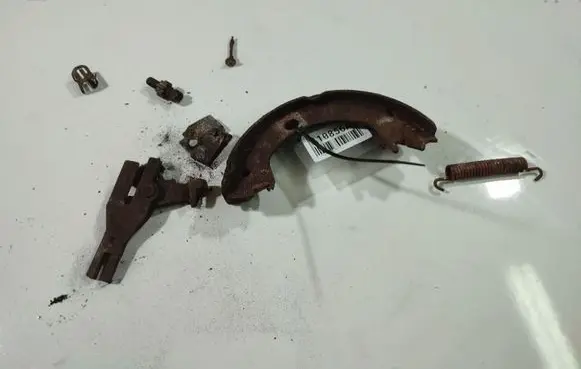 Chrysler PT Cruiser Handbrake/parking brake pads 