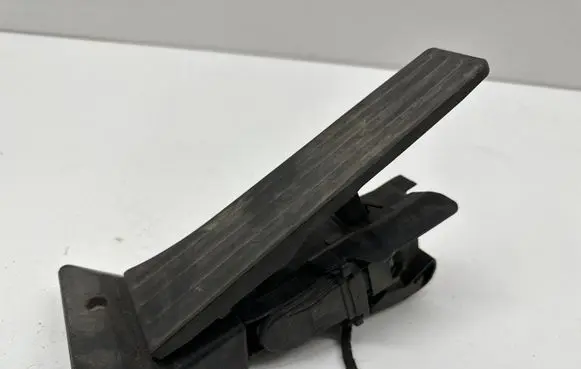 BMW 1 F20 F21 Accelerator throttle pedal 6853176