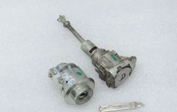 Toyota Avensis T270 Ignition lock 6900505161