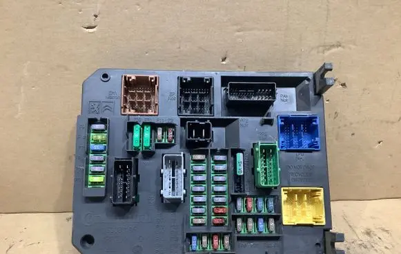 Peugeot 508 Fuse module 9806687980 A2C53383165