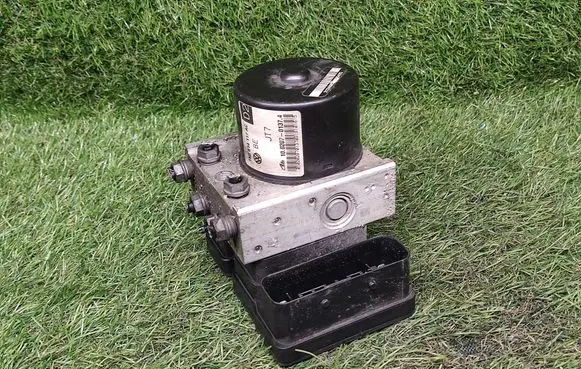 Skoda Octavia Mk2 (1Z) ABS Pump 1K0614117AC 1K0907379AF
