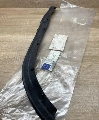 Mercedes-Benz C W203 Front door rubber seal A2037201678