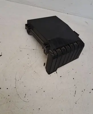 Volkswagen PASSAT B7 Fuse box cover 1K0937132