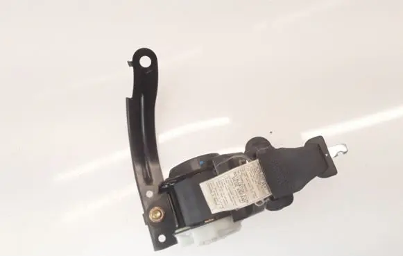 Middle seatbelt (rear)