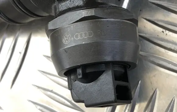 Volkswagen Golf IV Fuel injector 0414720038