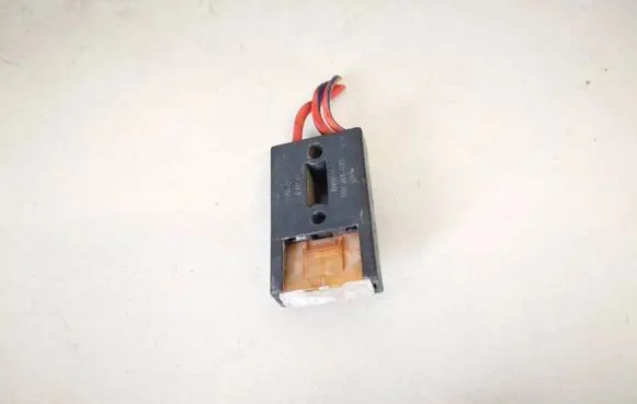Volkswagen PASSAT B5 Fuse 8a0937530