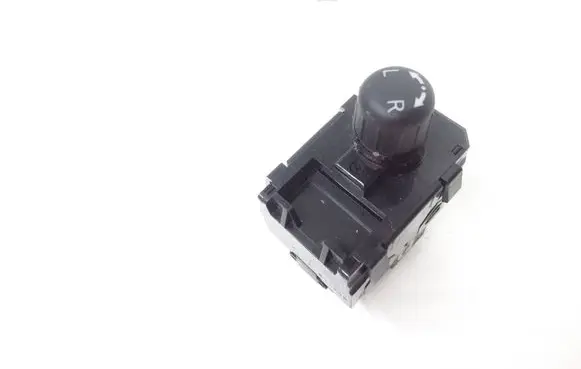 Nissan Pulsar Wing mirror switch 5Y18SD