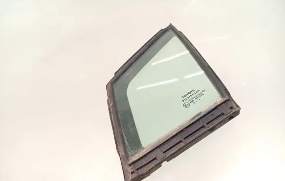 Toyota Avensis T270 Front door vent window glass four-door 6821605010
