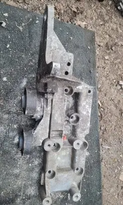 Volvo XC70 Engine mounting bracket 8642196