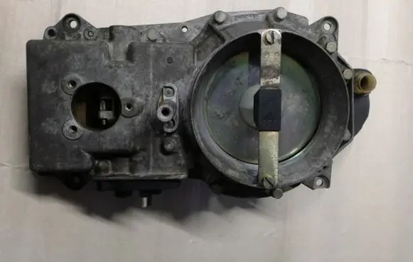 Mercedes-Benz S W126 Fuel distributor 0438121037