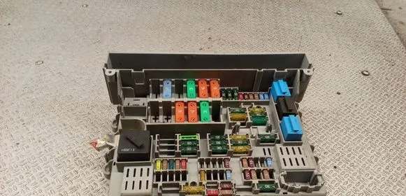 BMW 3 E90 E91 Fuse module 6906621 621080805