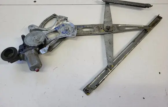 Toyota RAV 4 (XA30) Front door window regulator motor 8572035140