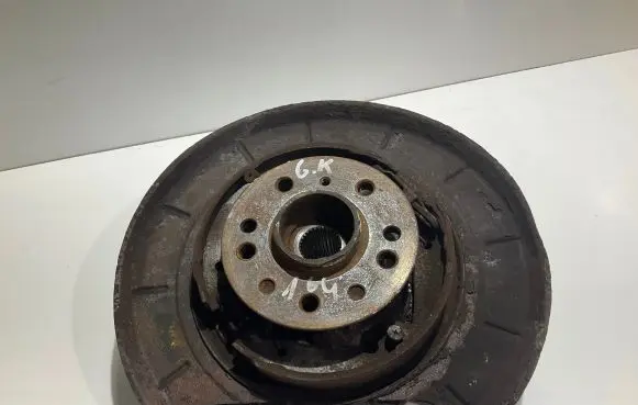 Rear wheel hub