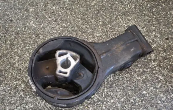 Opel Zafira C Engine mount bracket 13248630