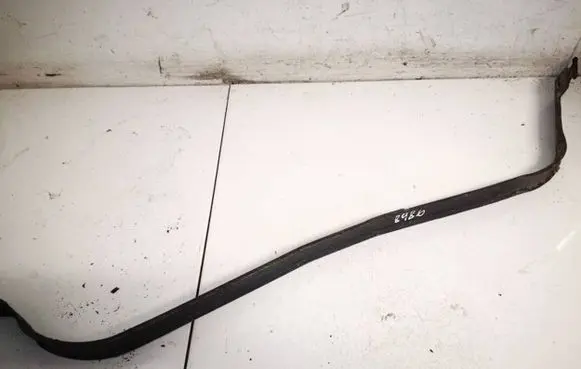 Fuel tank mounting bracket