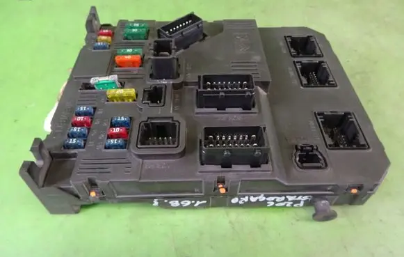 Peugeot 206 Fuse module 9652474680