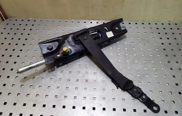 Volvo V70 Front seatbelt 39860302