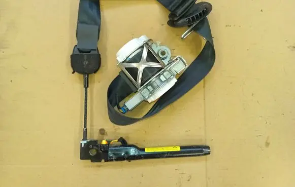 Peugeot 5008 Front seatbelt 34068389E