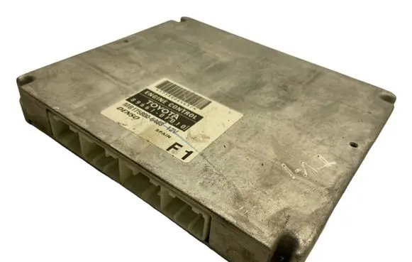 Toyota Avensis T250 Engine control unit/module 896610F010 MB1758006463