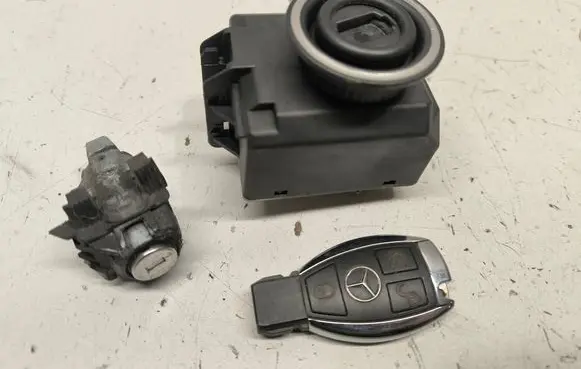 Mercedes-Benz SLK AMG R172 Ignition lock A2129056801