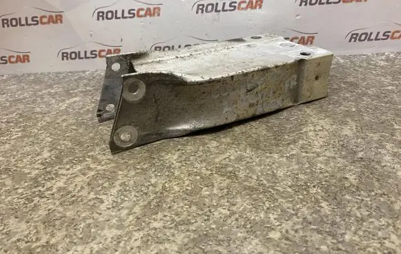 Mercedes-Benz C W204 Front bumper mounting bracket A2046200995
