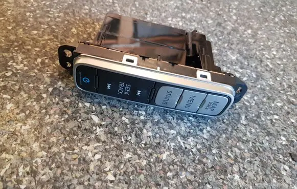 Nissan Leaf I (ZE0) Steering wheel buttons/switches 