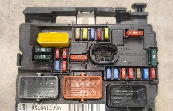 Citroen DS3 Fuse module 9667199780