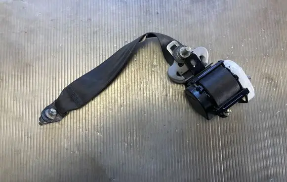 Rear seatbelt