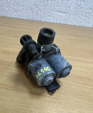 Mercedes-Benz E W210 Coolant heater control valve 0235451628 D6110
