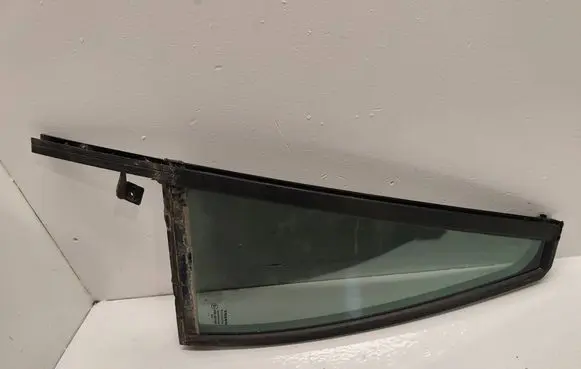 Volvo XC90 Rear vent window glass 43R001582 AS2M3240DOT682