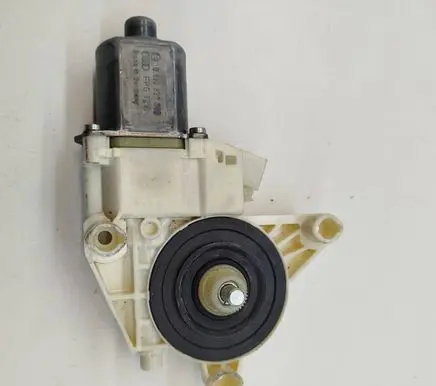 Mercedes-Benz E W212 Front door window regulator motor A2048200142