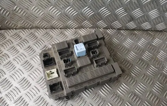 Peugeot 607 Fuse module 9648051180