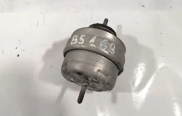 Volkswagen PASSAT B5 Engine mount bracket 8D0199382L