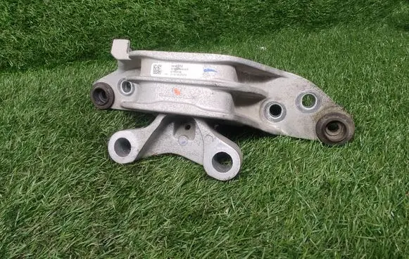 Chevrolet Cruze II Engine mount bracket 39096914