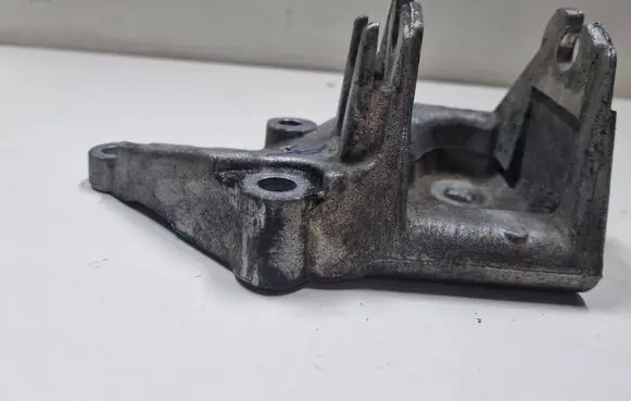 Peugeot 406 Engine mounting bracket 9630584380