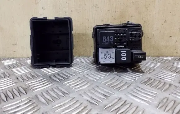 Volkswagen PASSAT B7 Relay mounting block 1K0937507B 7N0937311