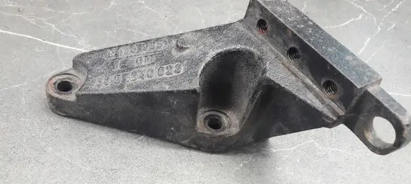 Opel Astra H Engine mounting bracket