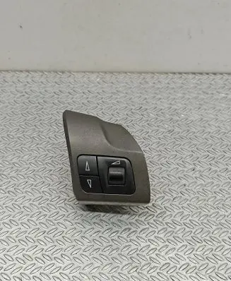 Opel Astra H Steering wheel buttons/switches 440768813