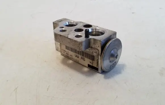 Volkswagen Golf Plus Air conditioning (A/C) expansion valve 1K0820679
