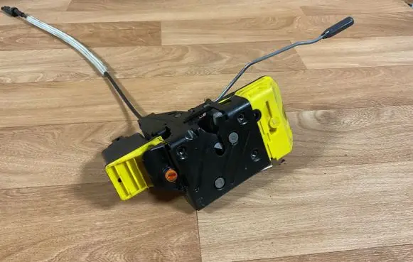 Volvo V70 Rear door lock 8650554
