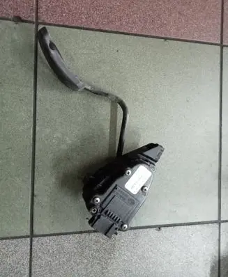 Opel Vivaro Accelerator throttle pedal 7700313060