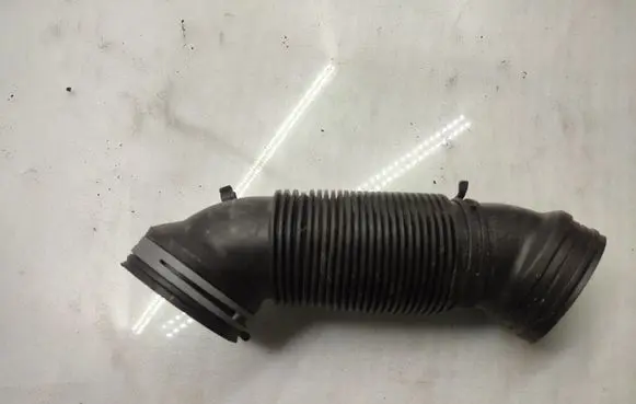 Volkswagen Jetta V Air intake hose/pipe 1K0129684L