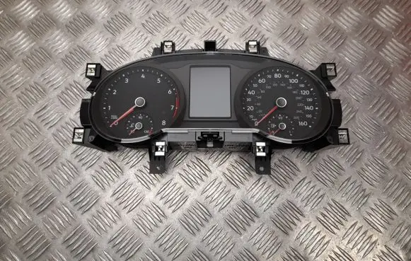 Volkswagen Tiguan Speedometer (instrument cluster) 5NA920950D