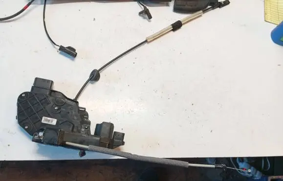 Volvo S80 Front door lock 30799315