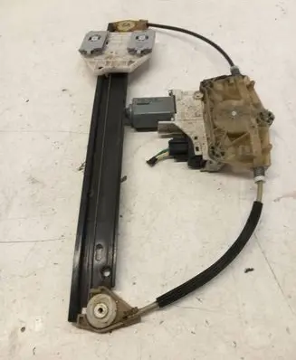 Rear door manual window regulator