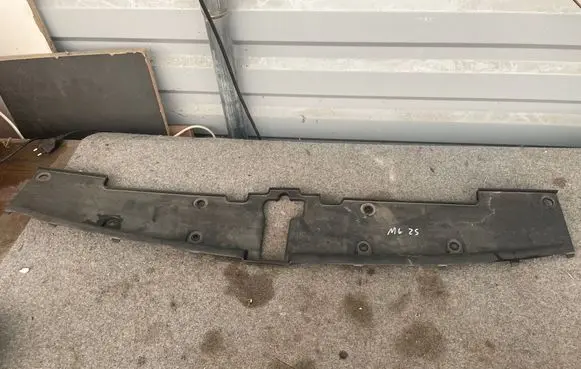 MG ZS Front bumper upper radiator grill 10632955
