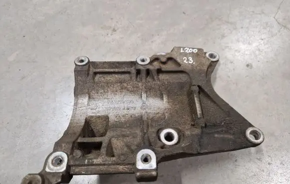 Mitsubishi L200 A/C compressor mount bracket MN123630