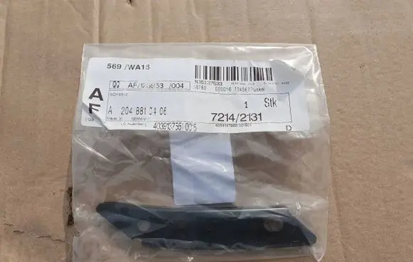 Mercedes-Benz C W204 Front bumper mounting bracket A2048810406