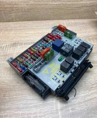 Opel Zafira A Fuse module 90589965 Noplugsocket